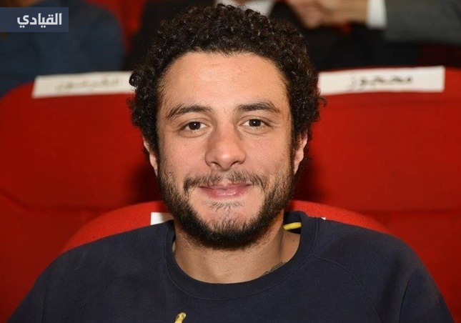 فيديو مداعبة أحمد الفيشاوي لصغير الأسد كادت تكلفه يده!
